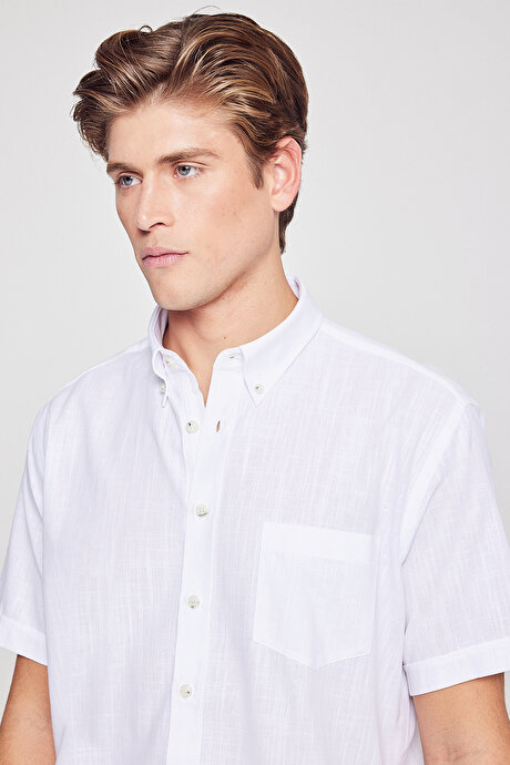 Comfort Fit Rahat Kesim Gizli Düğmeli Yaka Keten Görünümlü %100 Pamuk Flamlı Beyaz Gömlek resmi