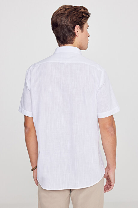 Comfort Fit Rahat Kesim Gizli Düğmeli Yaka Keten Görünümlü %100 Pamuk Flamlı Beyaz Gömlek resmi