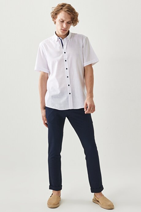 Slim Fit %100 Pamuk Düğmeli Yaka Flamlı Beyaz-Lacivert Gömlek resmi