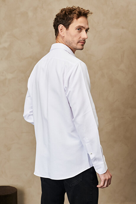 Comfort Fit Rahat Kesim Klasik Yaka Armürlü Uzun Kollu Beyaz Gömlek resmi