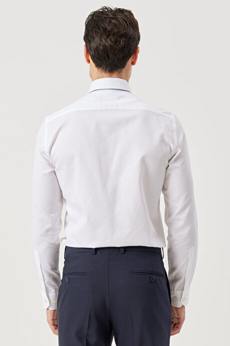 Slim Fit Dar Kesim Klasik Yaka Armürlü Beyaz Gömlek resmi