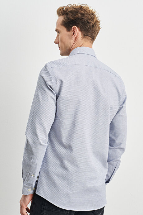 Slim Fit Dar Kesim %100 Pamuk Klasik Yaka Armürlü Beyaz-Lacivert Gömlek resmi