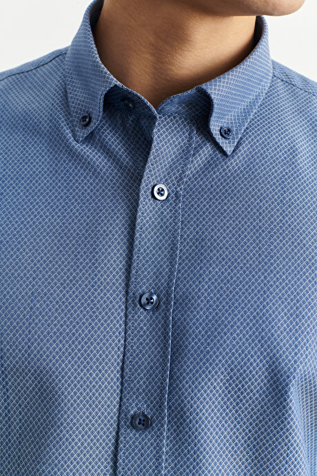Slim Fit Dar Kesim %100 Pamuk Düğmeli Yaka Armürlü Mavi Gömlek resmi