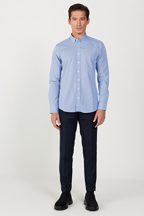Slim Fit Dar Kesim Düğmeli Yaka %100 Pamuk Pötikareli Beyaz-Lacivert Gömlek resmi