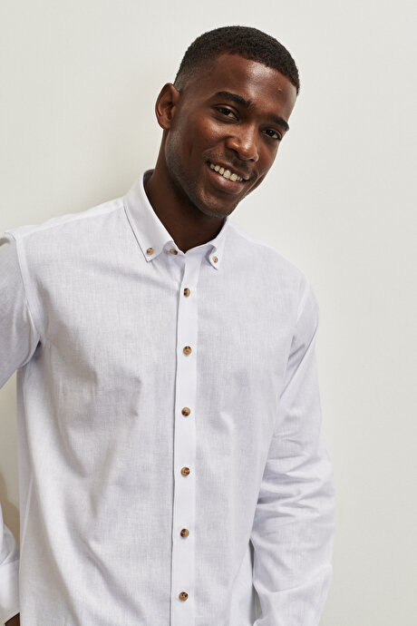 Slim Fit Dar Kesim Düğmeli Yaka Keten Beyaz Gömlek resmi