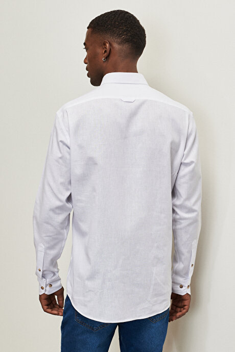 Slim Fit Dar Kesim Düğmeli Yaka Keten Beyaz Gömlek resmi