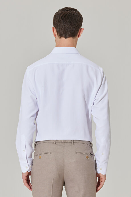 Comfort Fit Geniş Kesim Klasik Yaka Pamuklu Armürlü Beyaz Gömlek resmi