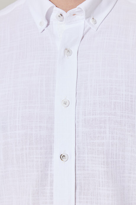 Slim Fit Dar Kesim Düğmeli Yaka Keten Görünümlü %100 Pamuk Flamlı Beyaz Gömlek resmi