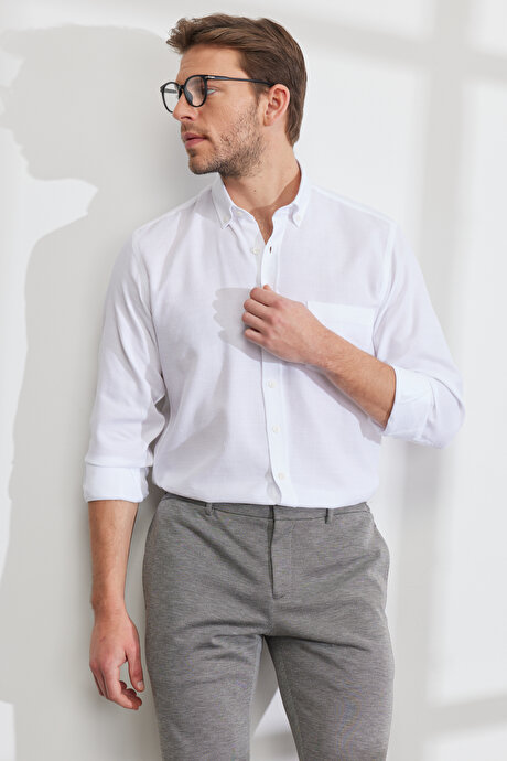 Comfort Fit Rahat Kesim %100 Pamuk Klasik Yaka Armürlü Beyaz Gömlek resmi