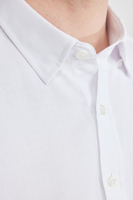 Slim Fit Dar Kesim Gizli Düğme Yaka Pamuklu Armürlü Beyaz Gömlek resmi