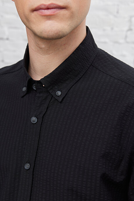 Slim Fit Dar Kesim Düğmeli Yaka %100 Pamuk Siyah Gömlek resmi