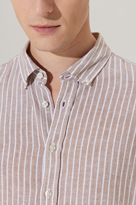 Comfort Fit Rahat Kesim Düğmeli Yaka Çizgili Keten Beyaz-Bej Gömlek resmi