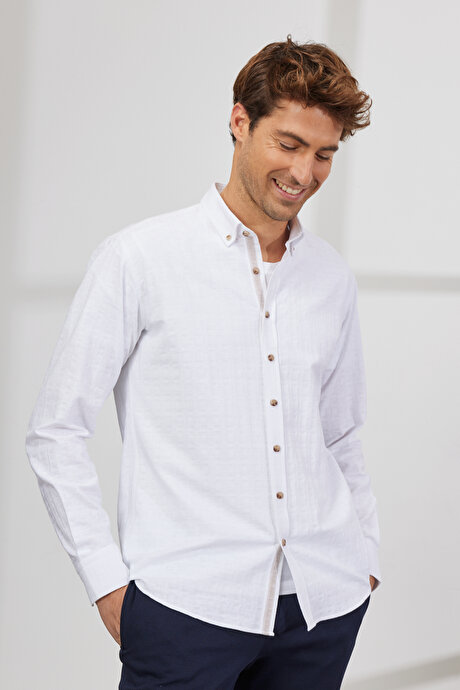 Comfort Fit Rahat Kesim Düğmeli Yaka Armürlü %100 Pamuk Beyaz Gömlek resmi