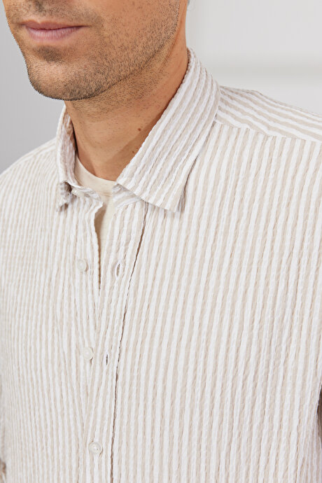 Slim Fit Dar Kesim Gizli Düğmeli Yaka Pamuklu Çizgili Beyaz-Bej Gömlek resmi