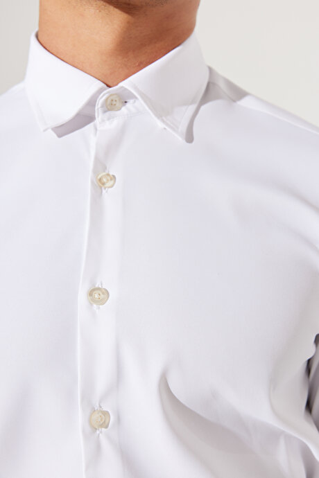 Slim Fit Dar Kesim Düğmeli Yaka Beyaz Gömlek resmi