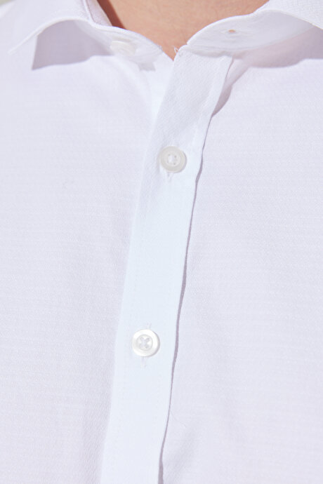 Comfort Fir Rahat Kesim Küçük İtalyan Yaka %100 Pamuk Armürlü Beyaz Gömlek resmi