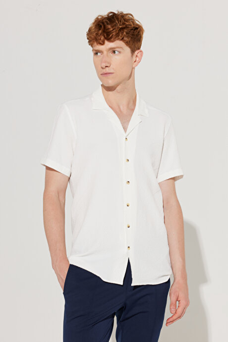 Slim Fit Dar Kesim Klasik Yaka Kısa Kollu Beyaz Gömlek resmi