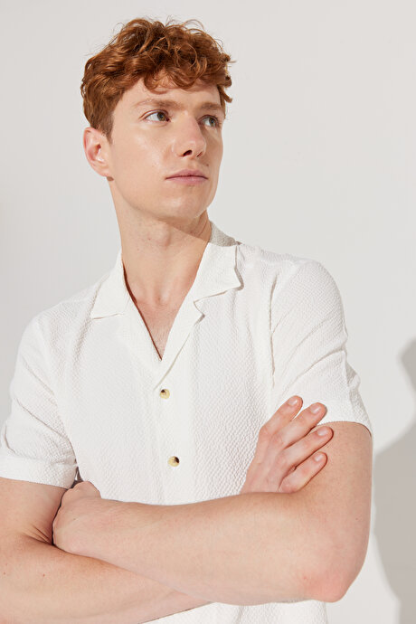 Slim Fit Dar Kesim Klasik Yaka Kısa Kollu Beyaz Gömlek resmi