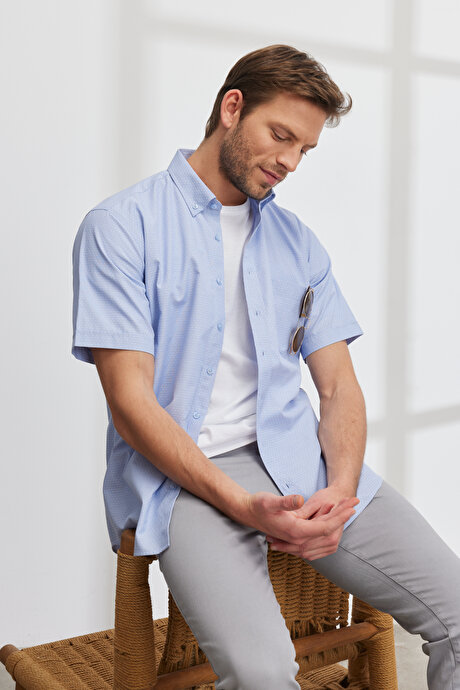Comfort Fit Rahat Kesim Düğmeli Yaka Armürlü Kısa Kollu Mavi Gömlek resmi