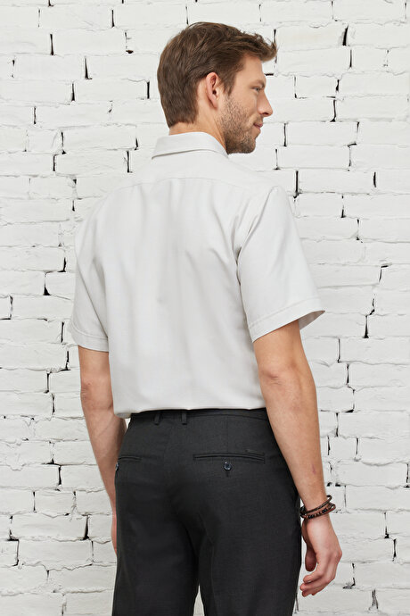 Comfort Fit Geniş Kesim Düğmeli Yaka Cepli Armürlü Beyaz-Bej Gömlek resmi