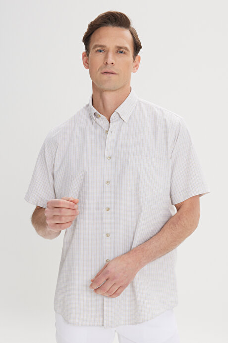 Comfort Fit Geniş Kesim Düğmeli Yaka Kareli Kısa Kollu Beyaz-Bej Gömlek resmi