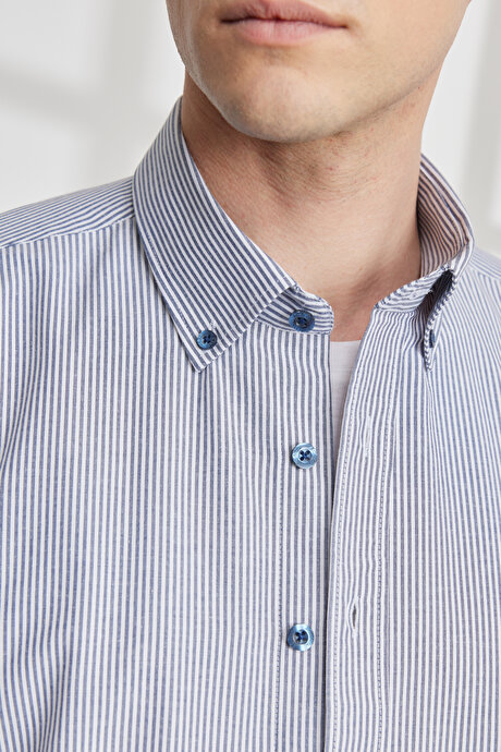 Slim Fit Dar Kesim Düğmeli Yaka Pamuklu Çizgili Lacivert-Beyaz Gömlek resmi