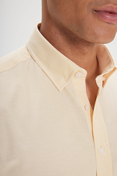 Slim Fit Dar Kesim Gizli Düğmeli Yaka Pamuklu Beyaz-Sarı Gömlek resmi
