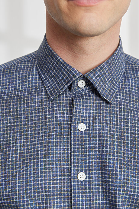 Slim Fit Dar Kesim Gizli Düğmeli Yaka %100 Pamuk Baskılı Lacivert Gömlek resmi