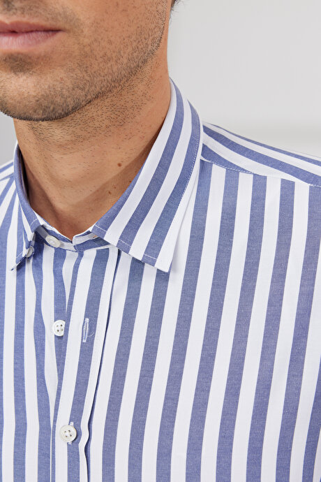 Slim Fit Dar Kesim Gizli Düğmeli Yaka Pamuklu Lacivert-Beyaz Gömlek resmi
