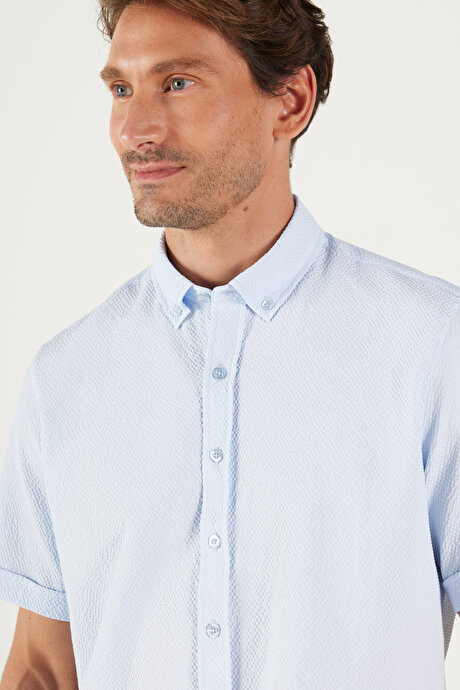 Slim Fit Dar Kesim Düğmeli Yaka Gofre Desenli Mavi Gömlek resmi