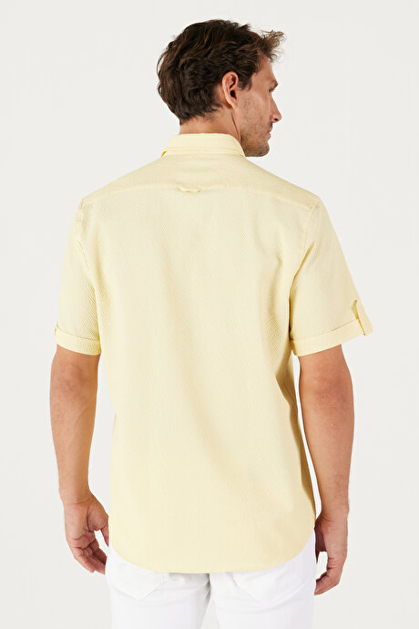 Slim Fit Dar Kesim Gizli Düğme Yaka Kısa Kollu Sarı Gömlek resmi