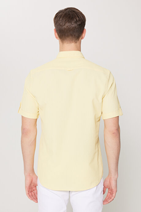 Slim Fit Dar Kesim Gizli Düğme Yaka Kısa Kollu Sarı Gömlek resmi