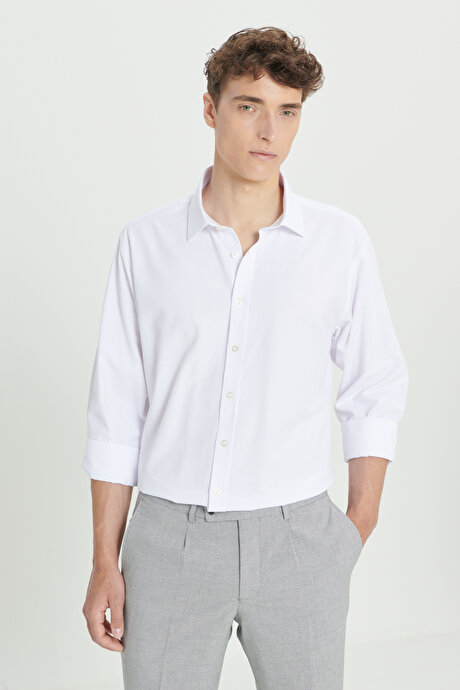 Comfort Fit Geniş Kesim Klasik Yaka Pamuklu Armürlü Beyaz Gömlek resmi