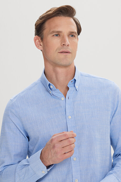 Slim Fit Dar Kesim Düğmeli Yaka Açık Mavi Gömlek resmi