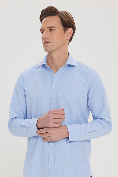 Slim Fit Dar Kesim Düğmeli Yaka Keten Görünümlü %100 Pamuk Flamlı Açık Mavi Gömlek resmi