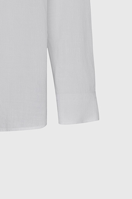 Slim Fit Dar Kesim Keten Görünümlü %100 Pamuk Düğmeli Yaka Beyaz Gömlek resmi
