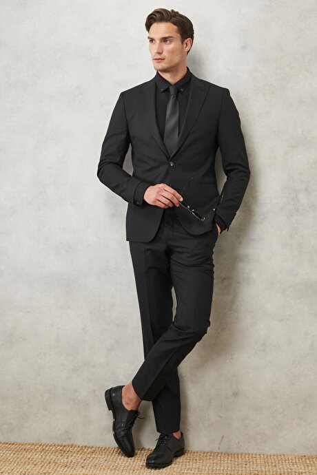 Su Geçirmez Ekstra Slim Fit Kırlangıç Yaka Yünlü Nano Siyah Takım Elbise resmi