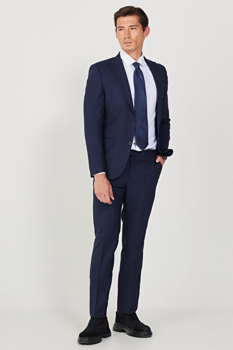 Ekstra Slim Fit Dar Kesim Kırlangıç Yaka Lacivert Takım Elbise resmi