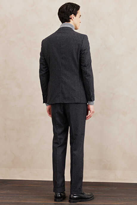 Slim Fit Dar Kesim Kırlangıç Yaka Çizgili Yünlü Antrasit Takım Elbise resmi