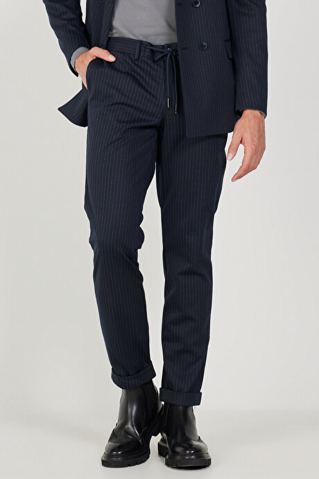 Slim Fit Dar Kesim Kırlangıç Yaka Çizgili Lacivert-Beyaz Takım Elbise resmi