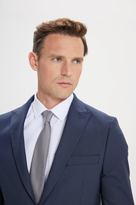 Slim Fit Dar Kesim Kırlangıç Yaka Çizgili Lacivert-Gri Takım Elbise resmi