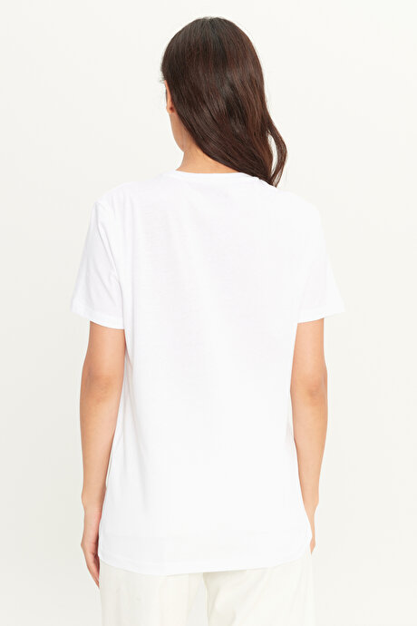 Slim Fit Dar Kesim Bisiklet Yaka %100 Pamuk Kısa Kollu Beyaz Tişört resmi