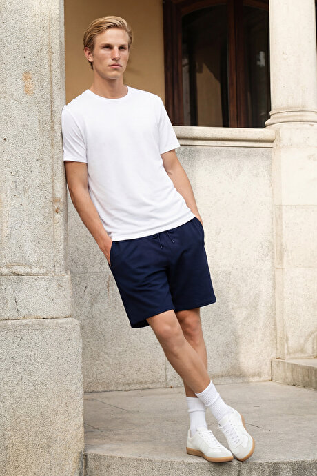 Slim Fit Dar Kesim Bisiklet Yaka %100 Pamuk Kısa Kollu Beyaz Tişört resmi