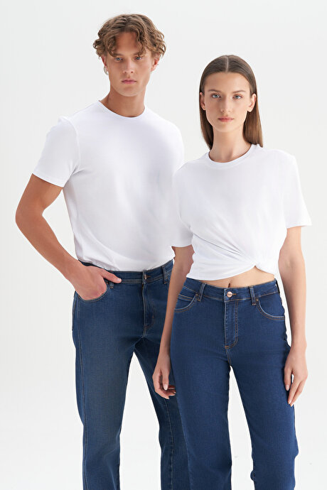 Slim Fit Dar Kesim Bisiklet Yaka %100 Pamuk Kısa Kollu Beyaz Tişört resmi