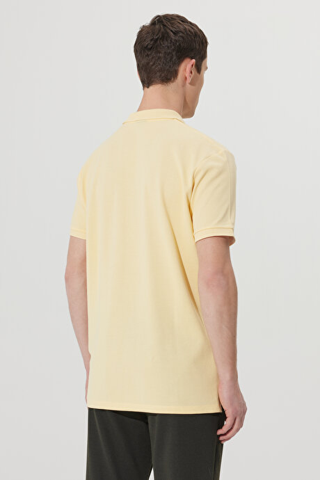Slim Fit Dar Kesim Polo Yaka %100 Pamuk Kısa Kollu Sarı Tişört resmi