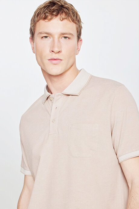 Pamuklu Comfort Fit Rahat Kesim Polo Yaka Cepli Bej-Beyaz Tişört resmi