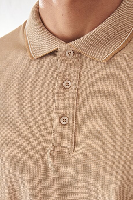 Düğmeli Polo Yaka Cepsiz Slim Fit Dar Kesim Düz Açık Bej-Beyaz Tişört resmi