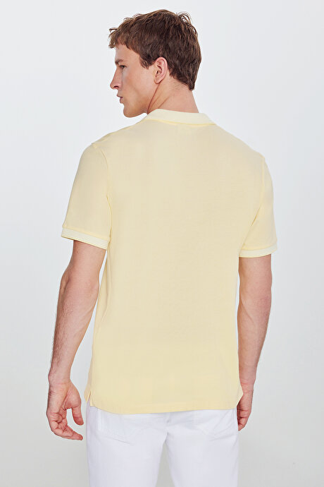 Slim Fit Dar Kesim Kıvrılmaz Polo Yaka Kısa Kollu Sarı-Beyaz Tişört resmi