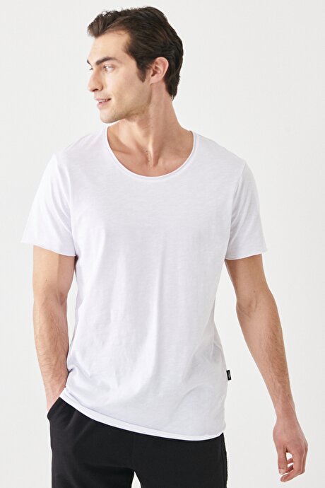Slim Fit Dar Kesim %100 Pamuk Kayık Yaka Casual Beyaz Tişört resmi
