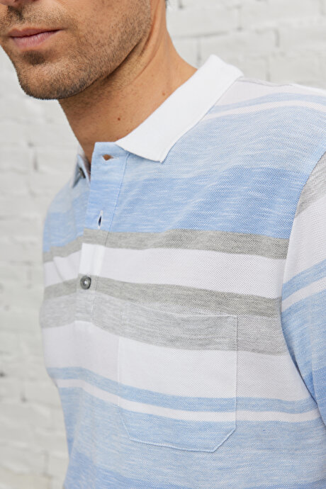 Comfort Fit Rahat Kesim Polo Yaka %100 Pamuk Cepli Desenli Beyaz-Açık Mavi Tişört resmi